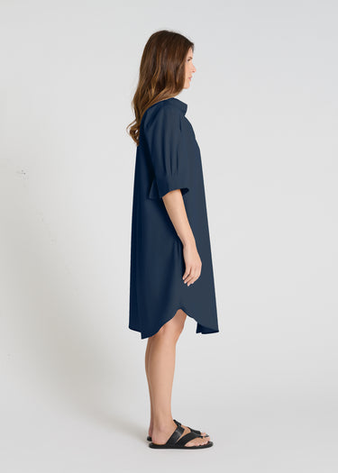 Robe chemise longue bleu nuit femme, coupe fluide moderne, base arrondie - Vue de profil Amaryllis
