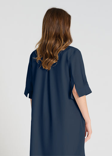 Robe chemisier femme bleu nuit, pli d'aisance au dos, col montant structurant - Vue arrière Amaryllis
