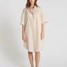 Robe chemise femme Amaryllis beige sable popeline col montant V manches courtes fendues
