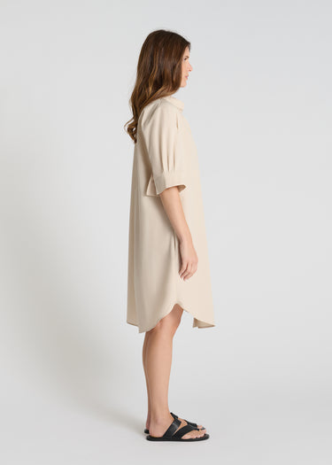 Robe Amaryllis beige sable portée robe chemise femme popeline fluide moderne élégante
