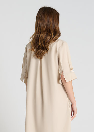 Vue arrière robe Amaryllis beige sable pli aisance dos base arrondie popeline stretch
