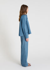 Détail chemise Anemone bleu indigo surpiqûres denim patte boutonnée poignets raffinés
