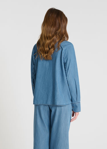 Chemise Anemone bleu indigo portée chemise jean femme fluide coupe moderne évasée
