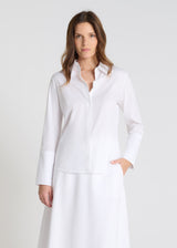 Chemise blanche Antonia femme, vue de profil, popeline de coton stretch, poignets boutonnés, silhouette structurée chic
