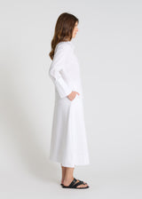 Chemise blanche femme coton Antonia, vue de dos, patte de boutonnage dissimulée, finition sobre et raffinée premium
