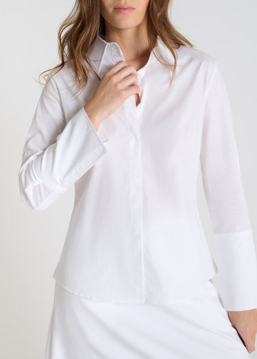 Chemise blanche Antonia femme en coton, coupe droite structurée, col élégant, parfaite du matin au soir, style intemporel
