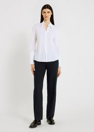 Chemise blanche femme Antonia – popeline coton stretch, coupe cintrée, boutons nacre
