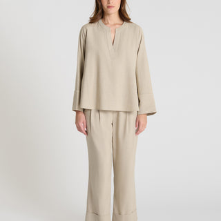 Chemise rayée femme beige sable, blouse chic encolure fendue, manches longues - Vue de face - Blouse Arome
