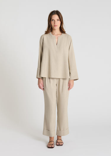 Chemise rayée femme beige sable, blouse chic encolure fendue, manches longues - Vue de face - Blouse Arome
