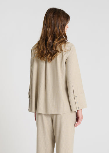 Blouse femme casual-chic beige sable, surpiqûres apparentes, style contemporain - Détail - Blouse Arome

