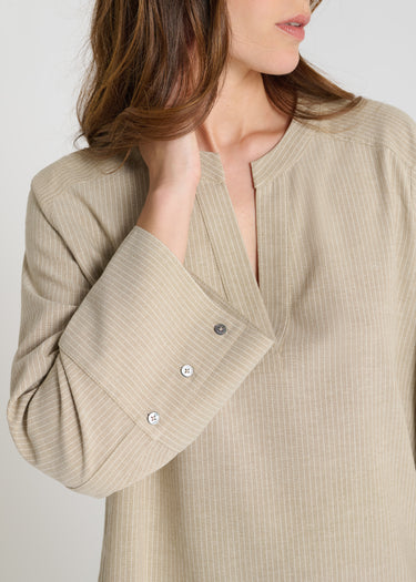 Blouse femme chic tendance sable, détail poignets 3 boutons, coupe évasée fluide - Vue latérale - Blouse Arome
