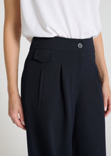 Détail pantalon Aruni bleu nuit poche rabat latérale plis piqués matière tailleur
