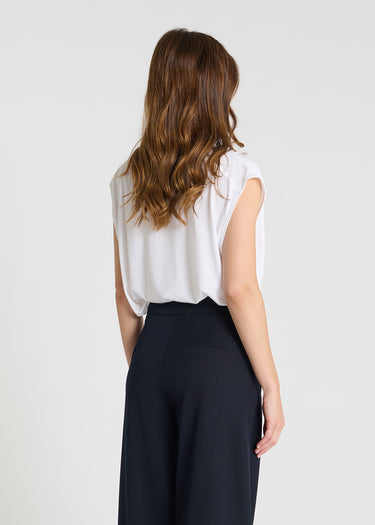 Pantalon Aruni bleu nuit porté pantalon femme élégant large taille haute tombé fluide
