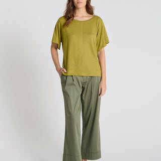 Tee shirt femme Aubino vert olive lin jersey col rond manches courtes couture apparente base fendue
