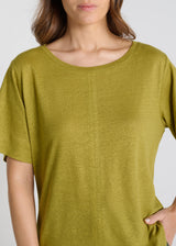 Détail t-shirt Aubino vert olive jersey lin couture apparente devant dos texture chinée naturelle
