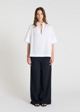 Chemise blanche femme chic col montant, encolure V, manches courtes - Vue de face - Blouse Azalée
