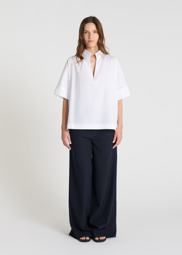 Chemise blanche femme chic col montant, encolure V, manches courtes - Vue de face - Blouse Azalée
