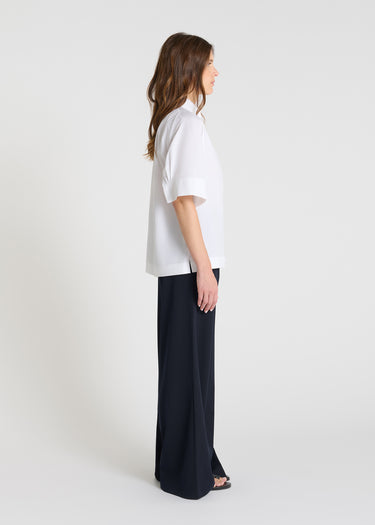 Blouse femme blanche coton popeline, col montant structuré, coupe droite fluide - Vue latérale - Blouse Azalée
