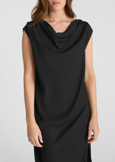 Détail robe Badiane noir Tencel col bénitier drapé fluide tombé naturel léger
