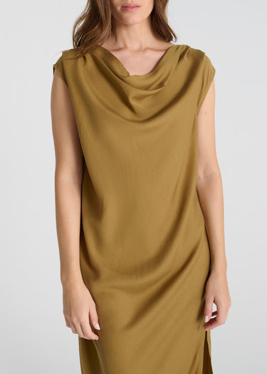 Détail robe Badiane marron tabac Tencel col bénitier drapé fluide tombé naturel léger
