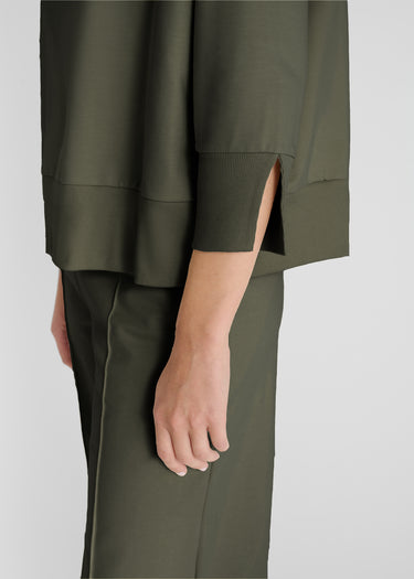 Détail sweat kaki femme, découpes graphiques au dos, fentes au bas - Vue arrière rapprochée Balisier
