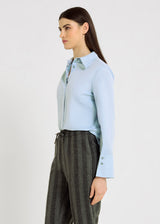 Chemise bleu clair femme chic Beatrix – poignets évasés, boutons nacre, patte cachée
