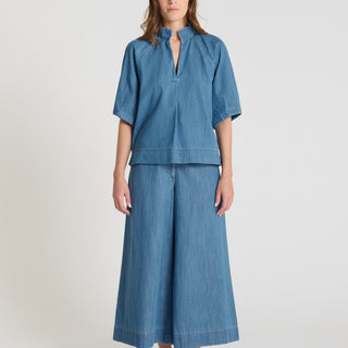 Chemise en jean femme bleu indigo, blouse denim encolure fendue, manches courtes ballon - Vue de face - Blouse Begonia
