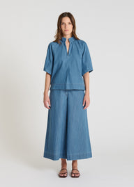 Chemise en jean femme bleu indigo, blouse denim encolure fendue, manches courtes ballon - Vue de face - Blouse Begonia
