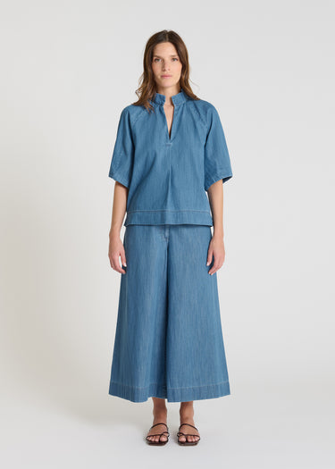 Chemise en jean femme bleu indigo, blouse denim encolure fendue, manches courtes ballon - Vue de face - Blouse Begonia
