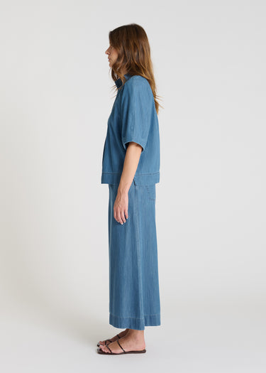 Blouse femme en jean bleu indigo, chemise denim dos épuré, tissu coton structuré - Vue de dos - Blouse Begonia
