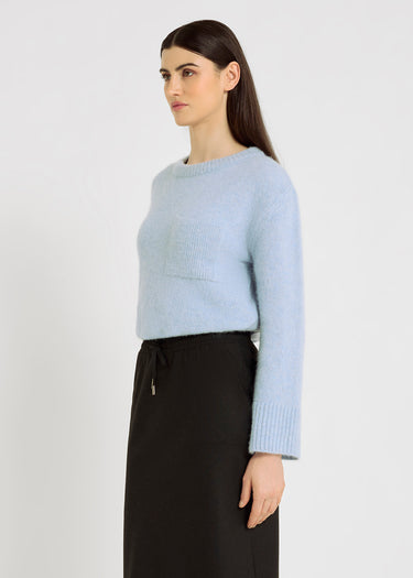 Pull bleu ciel femme baby alpaga Ben – encolure ronde, poche poitrine côtelée, maille douce et chaleureuse
