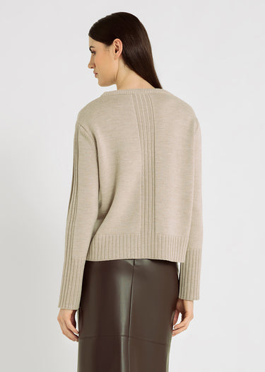 Pull beige naturel laine mérinos Blaise – trou pour le pouce, volume droit, tenue décontractée chic femme
