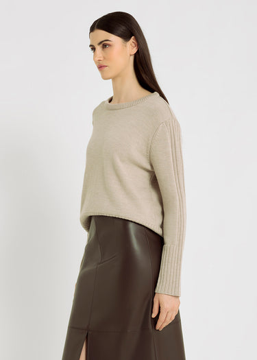 Pull mérinos beige naturel femme Blaise – côtes dos et manches, encolure ronde, pull merinos femme chic
