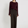 Pull bordeaux femme laine mérinos Blaise – encolure ronde, côtes texturées, trou pour le pouce
