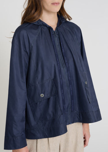 Blouson chic femme bleu marine Blossom, capuche liens gros grain, style contemporain
