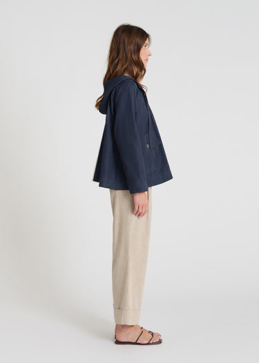 Veste femme bleu marine Blossom, tissu technique urbain, silhouette moderne et élégante
