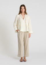 Blouson blanc cassé tissu technique, capuche ajustable, zip frontal, veste légère femme style urbain utilitaire
