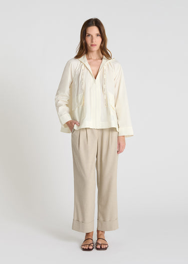 Blouson blanc cassé tissu technique, capuche ajustable, zip frontal, veste légère femme style urbain utilitaire
