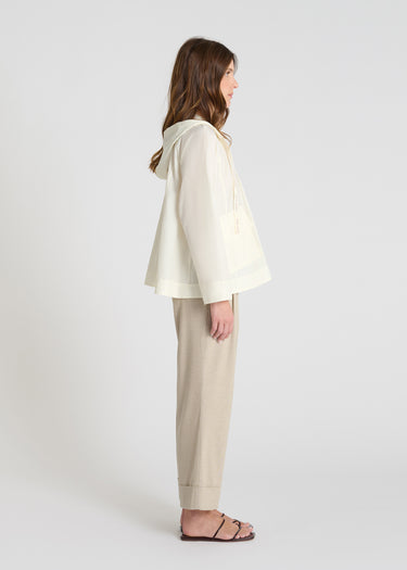 Vue dos blouson blanc cassé, coupe évasée fluide, veste sans manche femme tissu technique style contemporain
