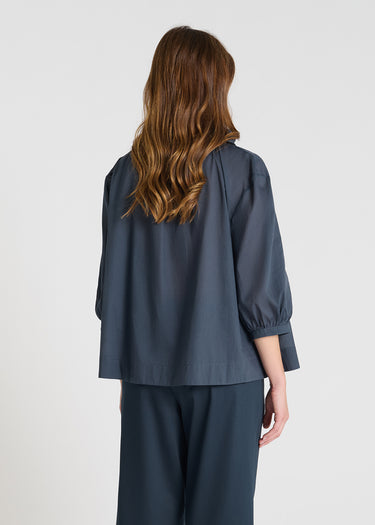 Blouse Camélia voile de coton bleu nuit vue de dos coupe droite élégante
