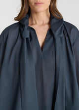 Chemisier femme original rayé bleu col réglable détail tissu voile de coton

