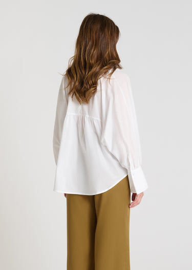 Blouse femme blanche voile de coton vue de dos découpe froncée aérienne
