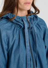 Veste mi-saison femme jean coton bleu indigo silhouette évasée détail

