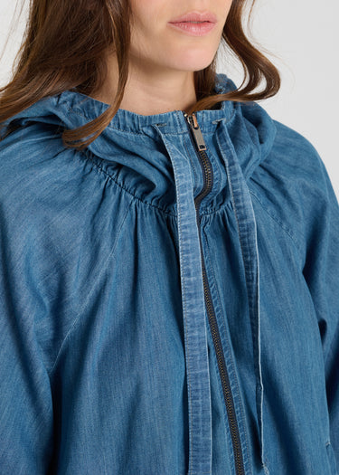 Veste mi-saison femme jean coton bleu indigo silhouette évasée détail
