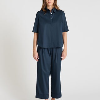 Chemise manche courte femme Capucine bleu marine satin coton patte boutonnage cachée
