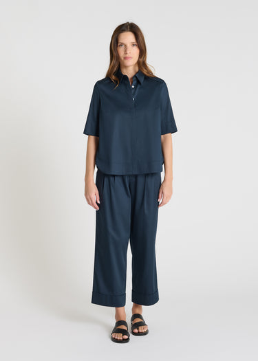 Chemise manche courte femme Capucine bleu marine satin coton patte boutonnage cachée
