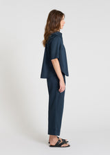 Détail chemise Capucine bleu nuit patte boutonnage cachée boutons nacre satin coton
