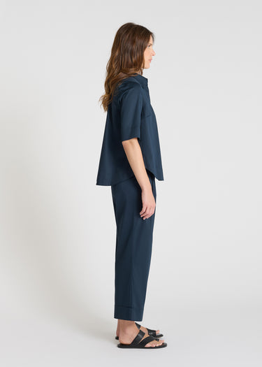 Détail chemise Capucine bleu nuit patte boutonnage cachée boutons nacre satin coton
