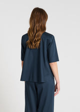 Chemise Capucine bleu nuit portée chemise manche courte femme satin coton coupe fluide
