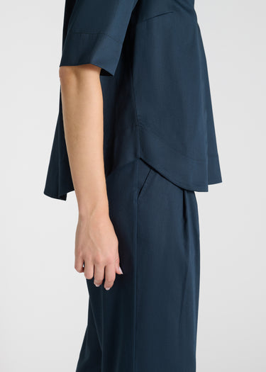 Vue arrière chemise Capucine bleu marine empiècement dos ampleur satin coton fluide
